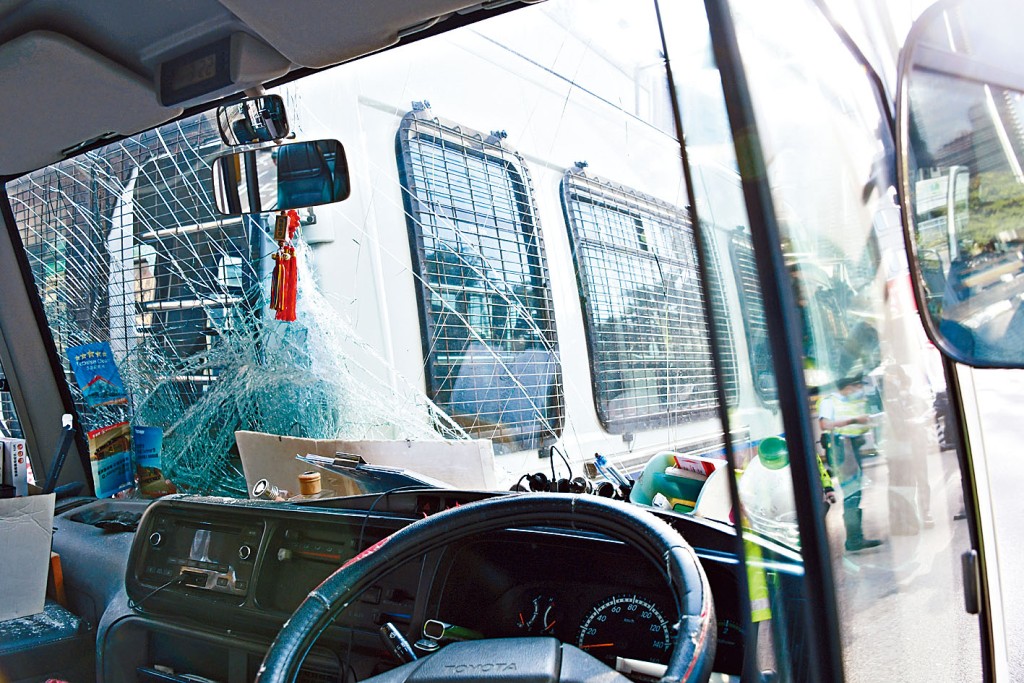 私家小巴車頭擋風玻璃爆裂。