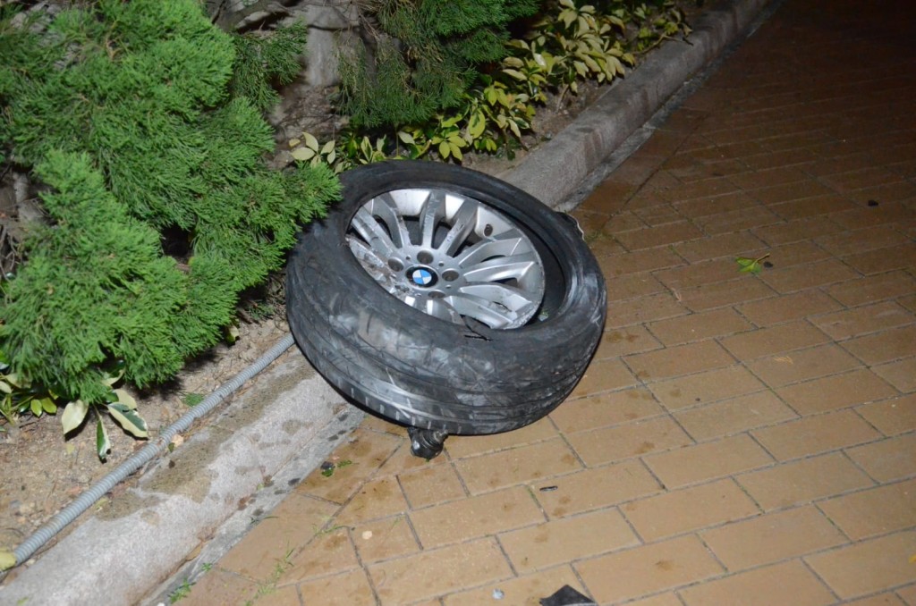 一輛房車於數碼港失控翻側。