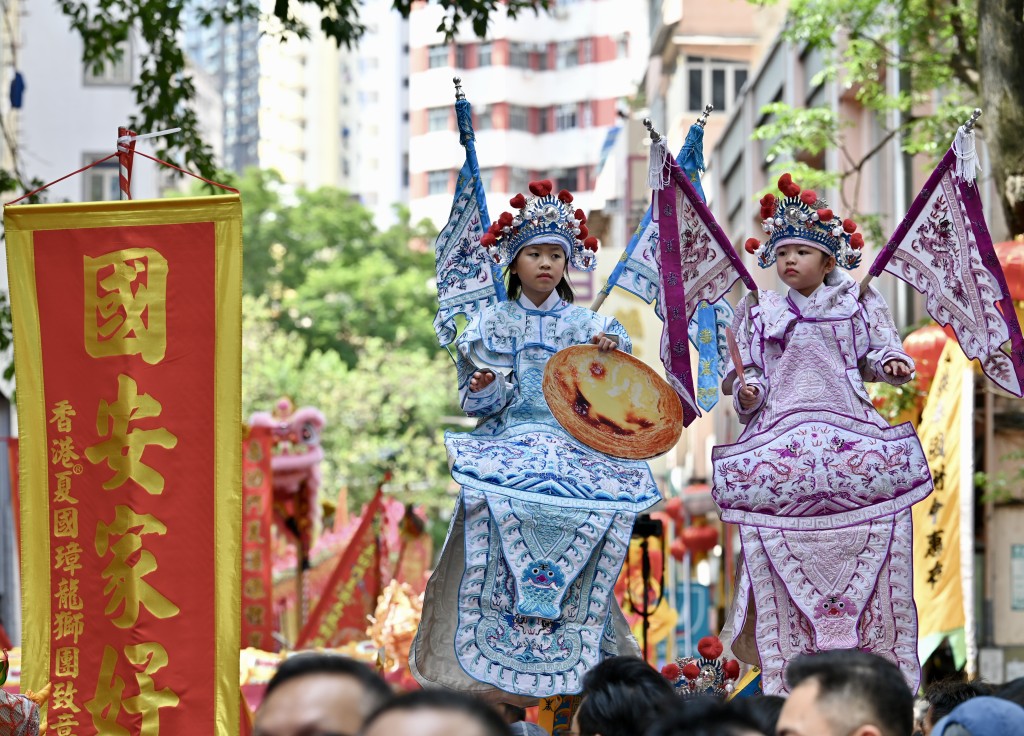小朋友都穿上传统的粤剧表演装扮。锺健华摄