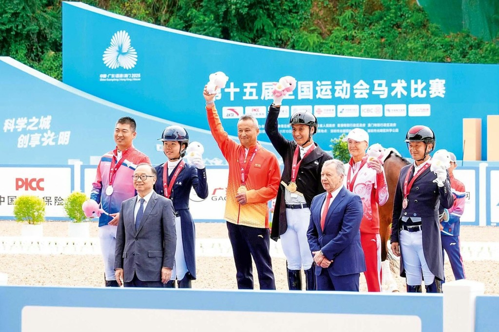 廖長江（前排左）及馬會行政總裁應家柏（前排右）向十五運會馬術賽事盛裝舞步個人賽的獲獎運動員頒發獎牌及紀念品。
