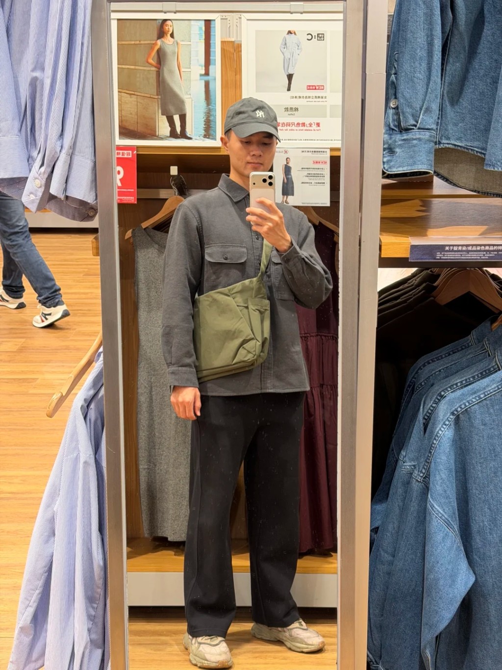 UNIQLO工装衫配斜孭袋秒变“红军装”,北京青年涌店打卡。 小红书 UNIQLO工装衫配斜孭袋秒变“红军装”,北京青年涌店打卡。 小红书
