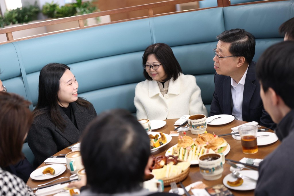 行政長官李家超（右一）與四位在北京讀書或工作的香港青年共晉早餐。李家超FB圖片