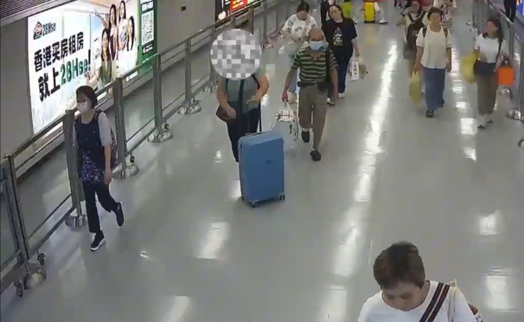 羅湖海關關員在出境女旅客行李搜出224枚漢至宋代古錢。海關發布