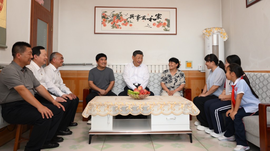 習近平在山東德州考察,與村民親切交流。 新華社 習近平在山東德州考察,與村民親切交流。 新華社