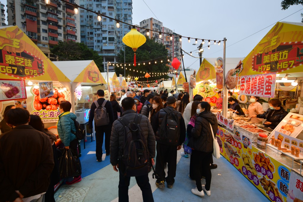 「龍騰觀塘新春夜市」開幕，吸引不少市民到場。歐樂年攝