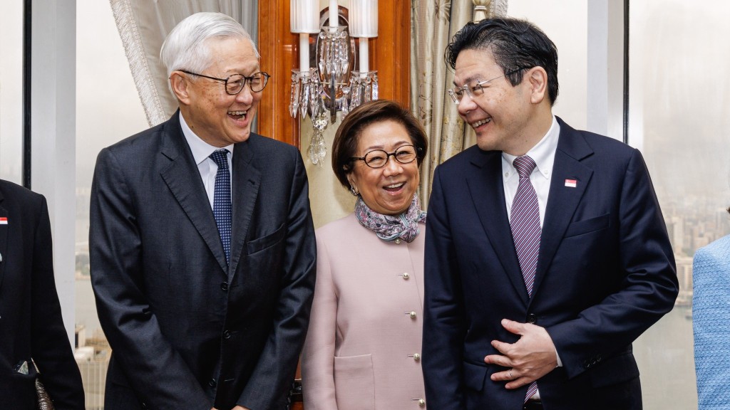 （右起）新加坡總理與港交所前主席查史美倫、首任終審法院首席法官李國能會面。