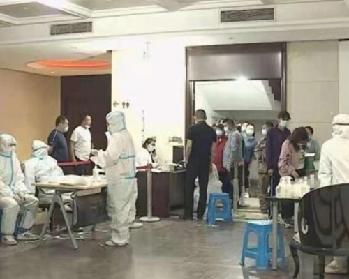 遼寧市民排隊進行核酸檢測。網圖