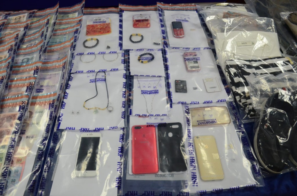警方搜出涉案衣物手機財物