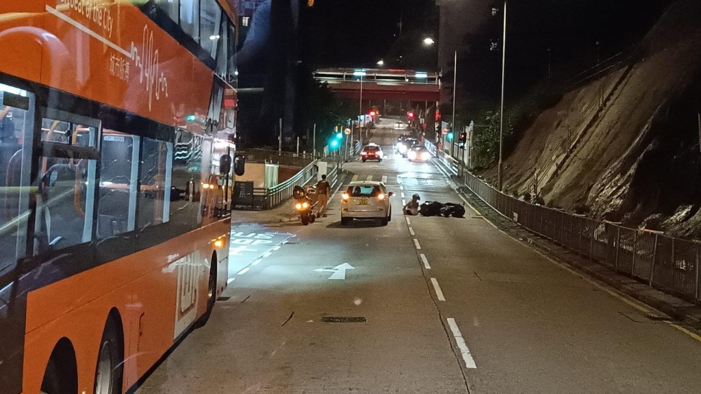 一輛電單車與一輛白色私家車發生相撞。葵青區區議員劉貴梅提供