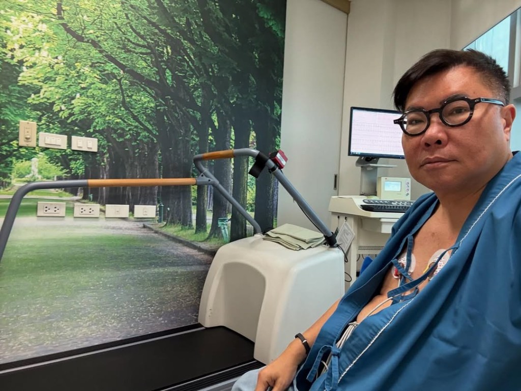 胡慧冲近日於IG上載在泰國入院圖片,他的心口貼滿照心電圖儀器。 胡慧冲近日於IG上載在泰國入院圖片,他的心口貼滿照心電圖儀器。