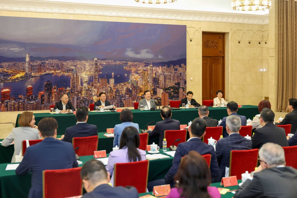 中央港澳工作辦公室主任、國務院港澳事務辦公室主任夏寶龍與香港特區立法會議員國家事務研修班全體學員座談交流。 中央港澳工作辦公室主任、國務院港澳事務辦公室主任夏寶龍與香港特區立法會議員國家事務研修班全體學員座談交流。