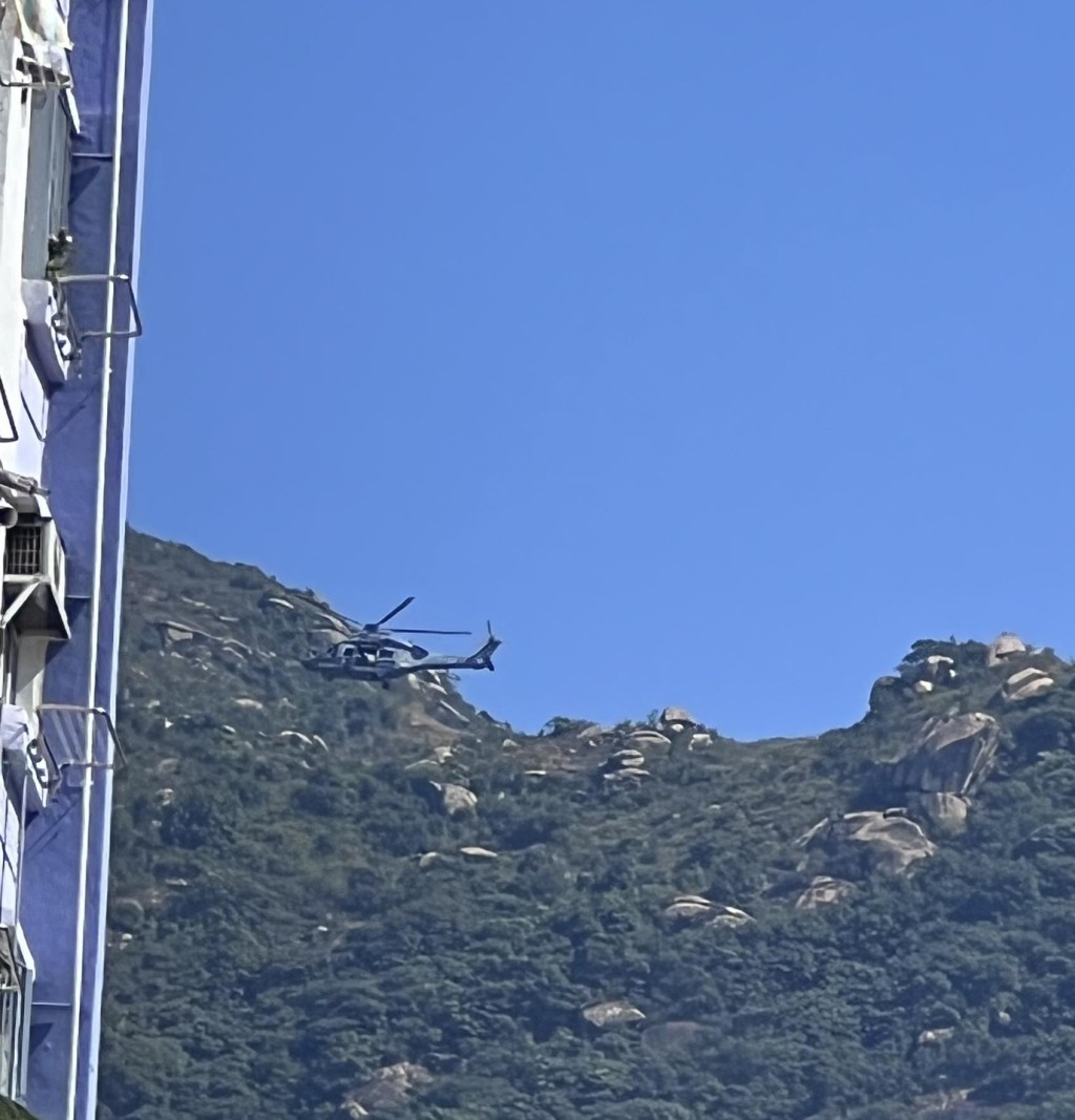 遺體由飛行服務隊直升機吊起送往政府飛行服務隊總部。網上圖片 遺體由飛行服務隊直升機吊起送往政府飛行服務隊總部。網上圖片