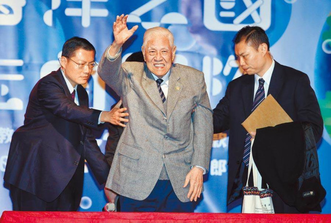 2000年台灣大選在李登輝操弄下令敗於內訌。