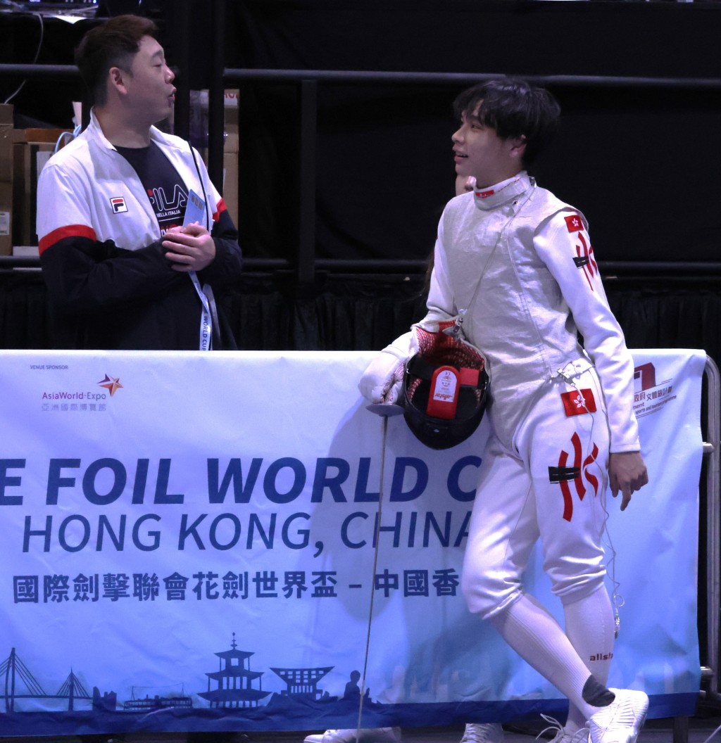 陆浚诺（右）与张寒教练检讨比赛。（陆永鸿摄） 