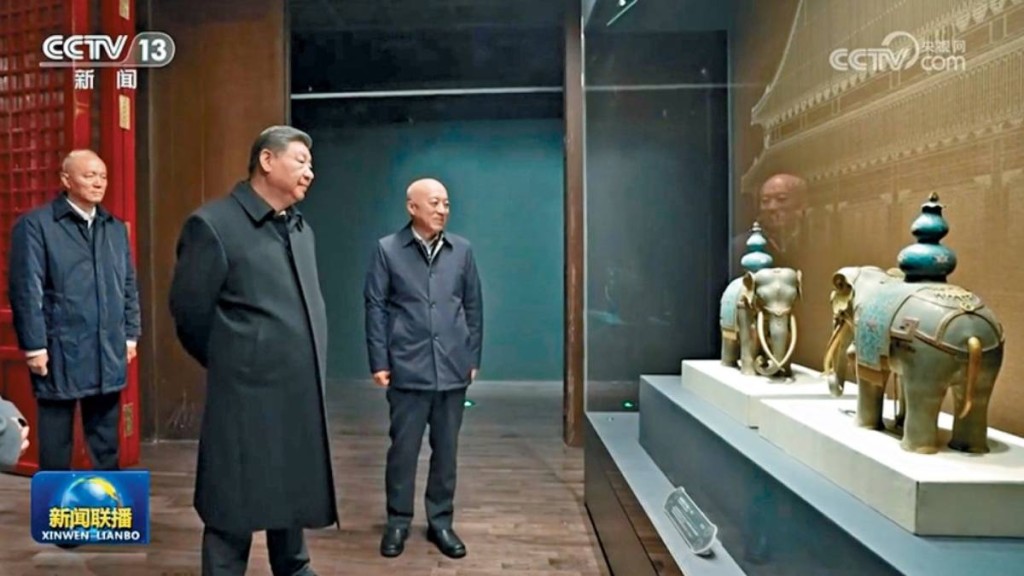 習近平昨晨先後到午門西雁翅樓展廳、正樓展廳、東雁翅樓展廳參觀展覽。