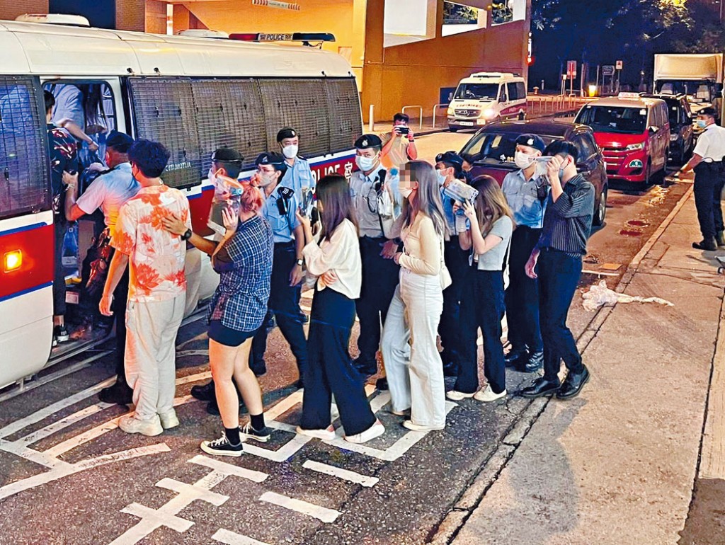 警方搗破無牌樓上吧，將涉案人士帶署。