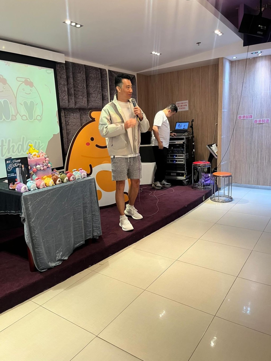 公司同事輪流慶祝。 公司同事輪流慶祝。