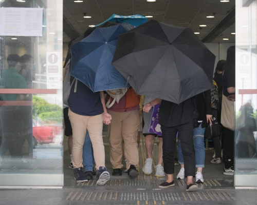 官裁定被告任浚銘 (左2) 罪名不成立。