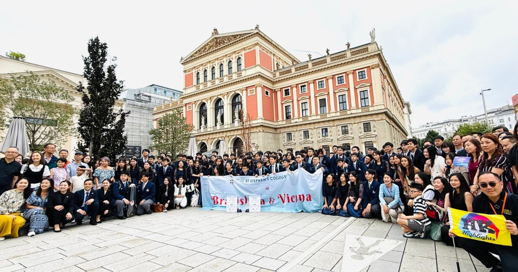 維也納音樂協會大樓內有世界最頂級的音樂廳——維也納金色大廳,於1870年建成,以其卓越的音響效果和華麗的裝飾而聞名,是音樂愛好者和演奏家的夢想舞台。 維也納音樂協會大樓內有世界最頂級的音樂廳——維也納金色大廳,於1870年建成,以其卓越的音響效果和華麗的裝飾而聞名,是音樂愛好者和演奏家的夢想舞台。