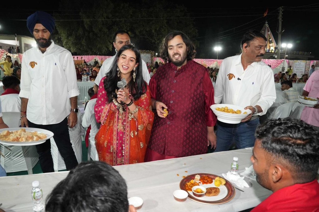 Anant和未婚妻Radhika Merchan为5万名村民举办盛宴。美联社