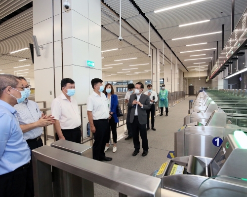 國家衛生健康委員會專家組視察港珠澳大橋口岸防疫設施。 應變協調中心圖片