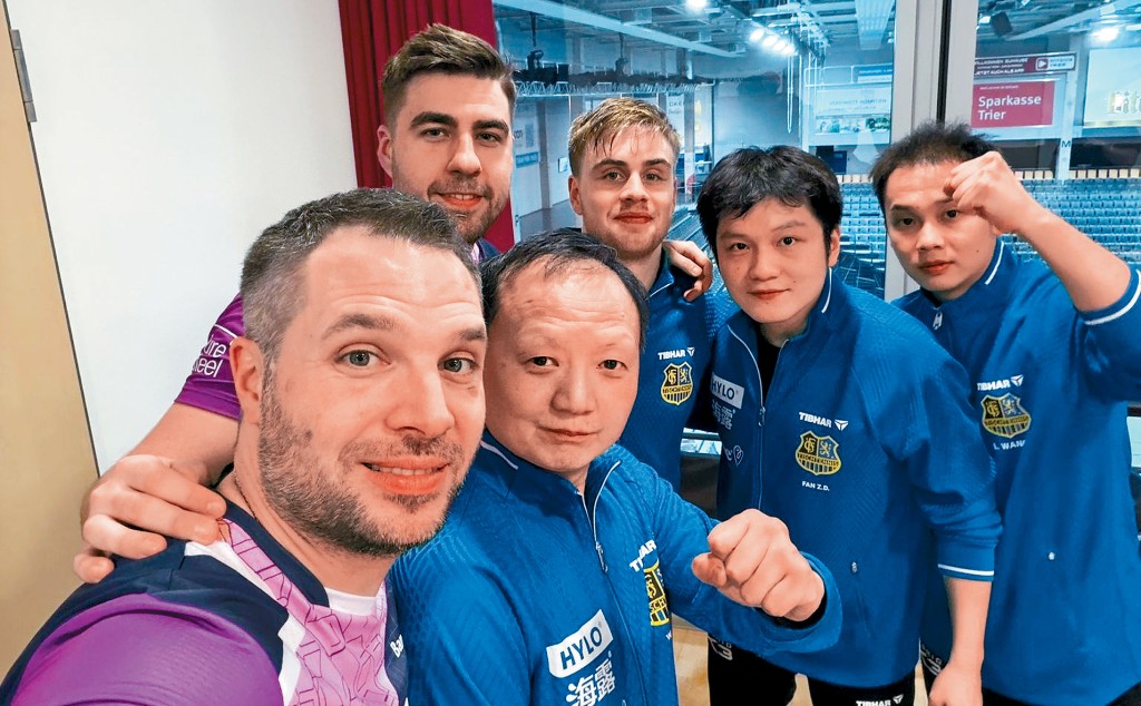 樊振東（右二）兩次出場俱敗都好，其效力的薩爾布呂肯仍順利躋身乒乓歐聯4強。