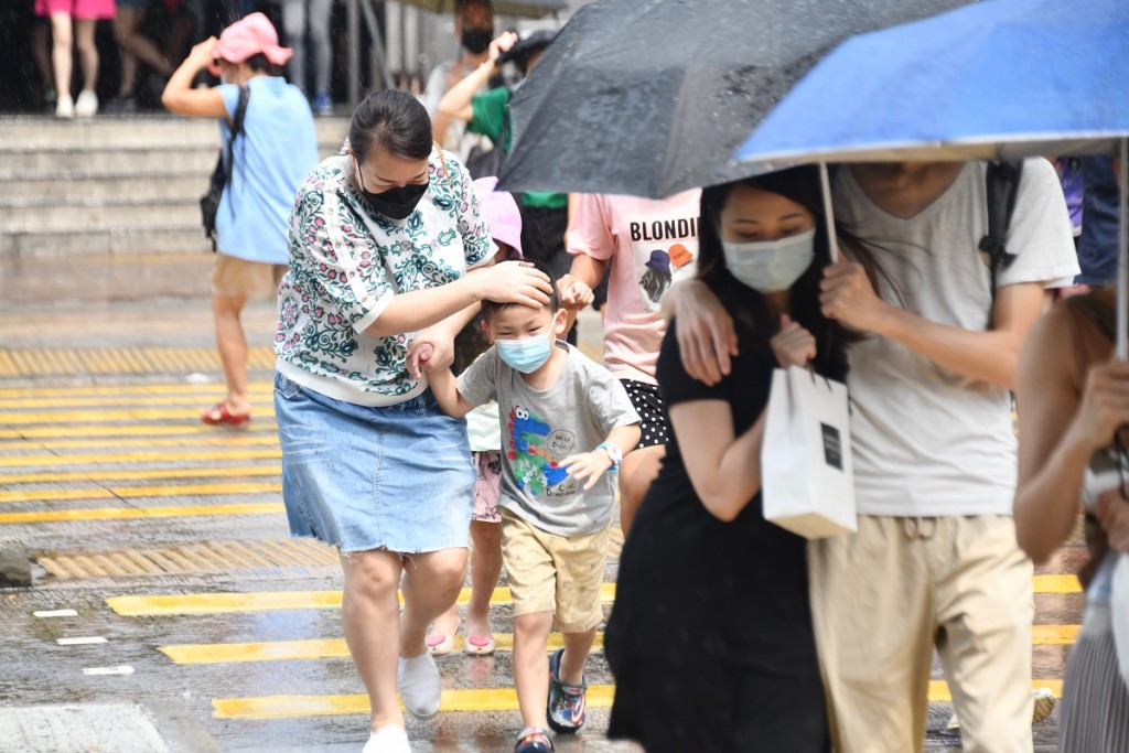 預測開學日大致多雲,間中有驟雨,局部地區有雷暴。稍後驟雨減少。資料圖片