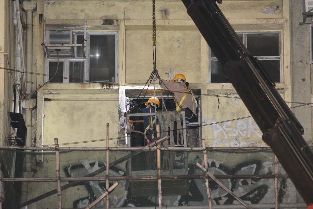 今日晚上，工人用吊臂拆除有危險的窗戶。
