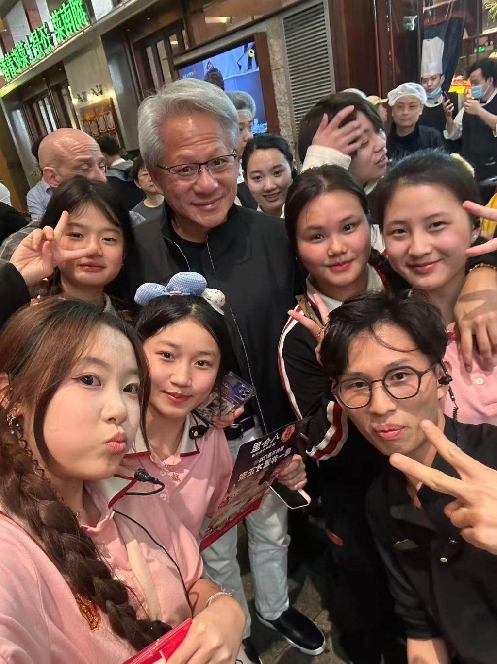 黃仁勳27日晚在深圳福田與朋友吃潮汕牛肉火鍋。抖音@啊十五