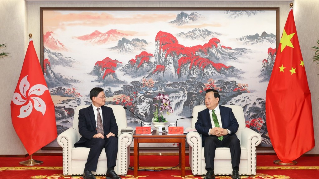 夏寶龍在北京會見李家超。港澳辦圖片 夏寶龍在北京會見李家超。港澳辦圖片