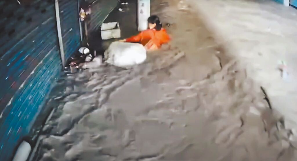 台灣花蓮有堰塞湖受「樺加沙」影響溢堤，已導致17人死亡。中時