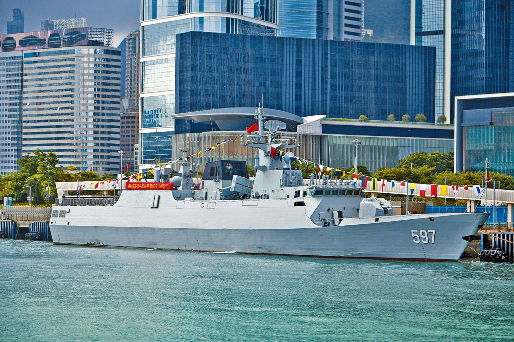 ■解放軍駐港部隊添馬軍事碼頭停泊護衞艦「欽州號」展示賀黨慶橫額。