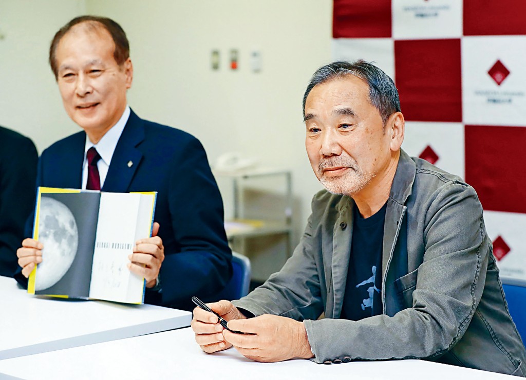 村上春树（图右）挪用名著名盘为其作品起名已是司空见惯。