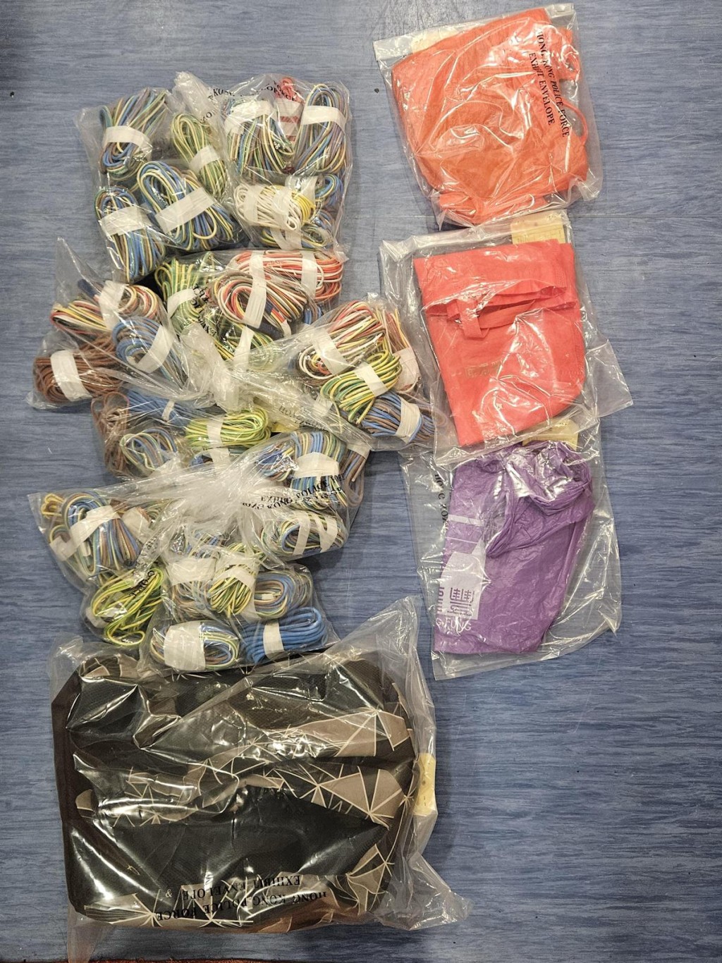 警員檢獲四十四紮銅電線，總值約3000元。警方圖片