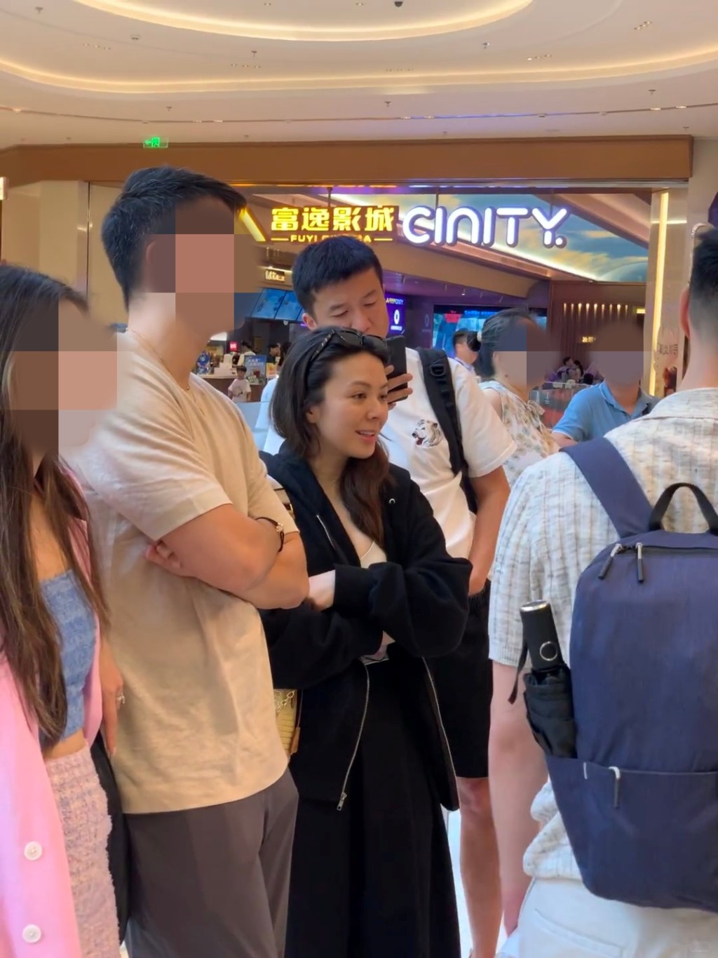 王灝兒去年被爆身邊出現神秘男士,原來「新歡」王至尊任職娛樂機構高層。 王灝兒去年被爆身邊出現神秘男士,原來「新歡」王至尊任職娛樂機構高層。
