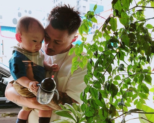樂仔抱著BB,父愛滿瀉。