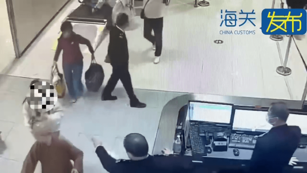 閉路電視顯示,涉事女客被海關截查。 閉路電視顯示,涉事女客被海關截查。