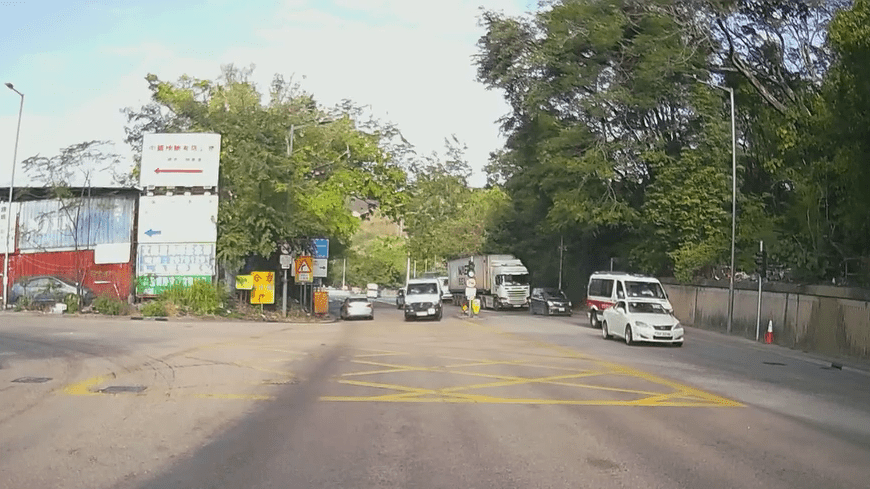 片段現場為文錦渡路近缸瓦甫路一貨倉外燈位。FB：Lau Kai Chung@車Cam L（香港群組）