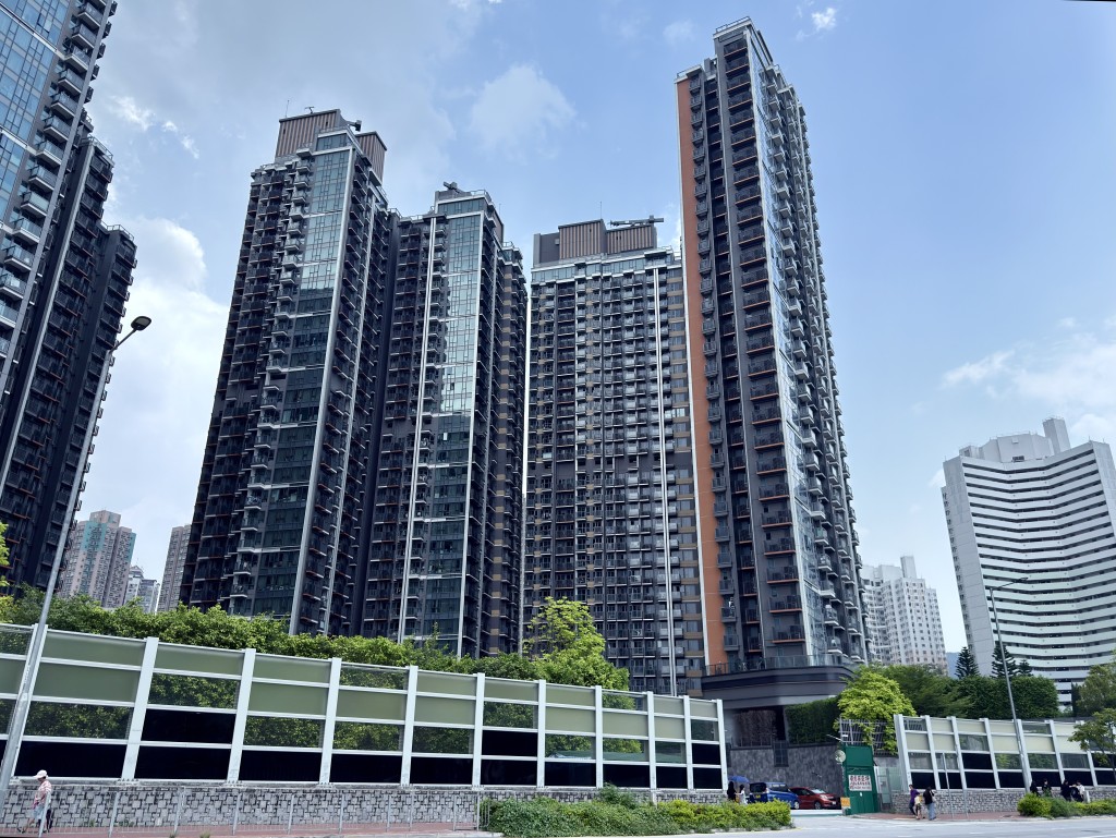 屯門新晉屋苑NOVO LAND連錄內地學生租賃成交,最新獲嶺南大學本科生年繳租金共約18.96萬元。 屯門新晉屋苑NOVO LAND連錄內地學生租賃成交,最新獲嶺南大學本科生年繳租金共約18.96萬元。