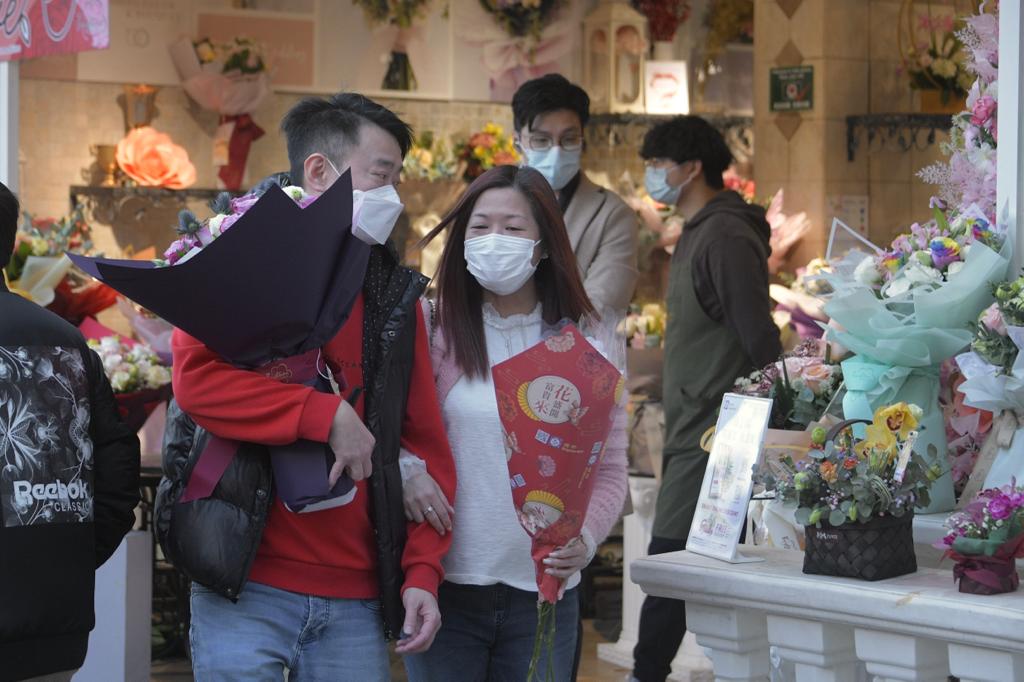 男士到花店選購鮮花送給女友或妻子。