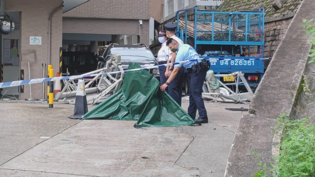 警方利用帳篷覆蓋遺體。