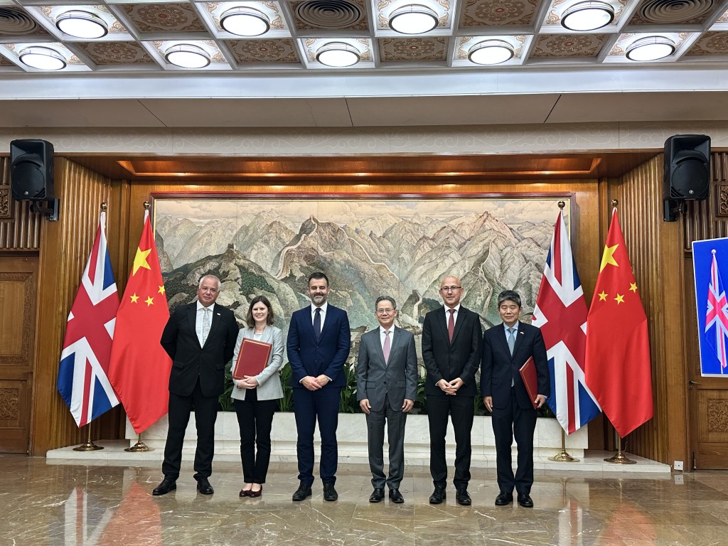 英国向中国返还12件流失文物,交接仪式于中国驻英国大使馆举行;中方称此举守护文明成果,属正义之举。中新社 英国向中国返还12件流失文物,交接仪式于中国驻英国大使馆举行;中方称此举守护文明成果,属正义之举。中新社