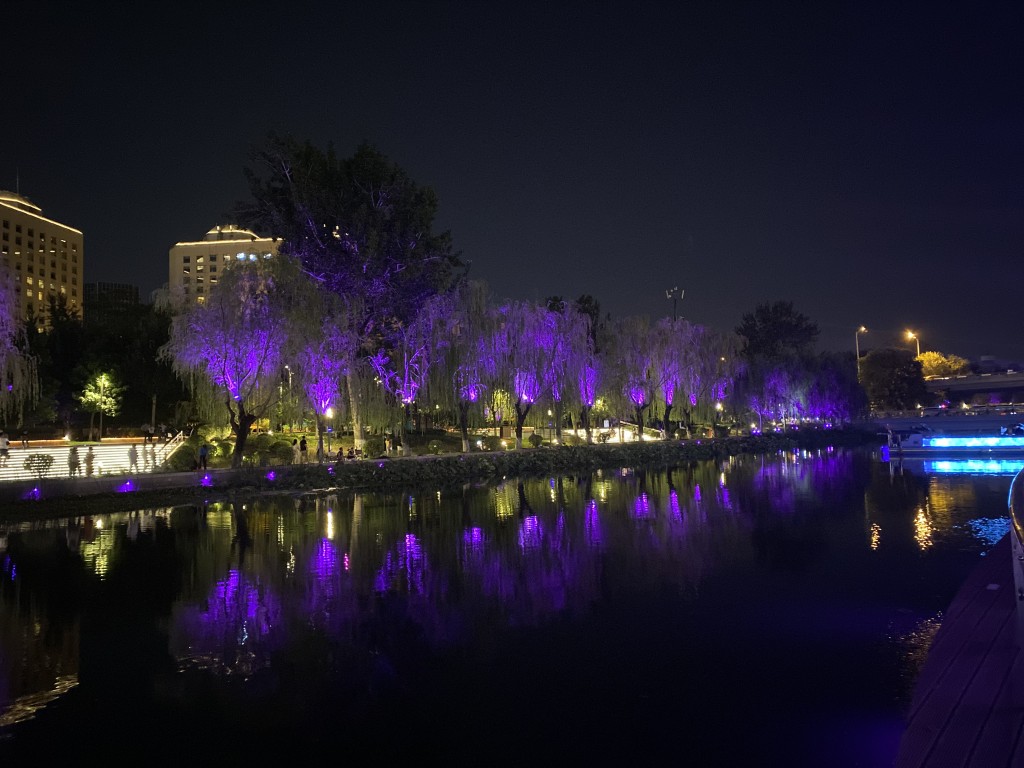 北京市政府為亮馬河沿岸的景觀園林、橋樑等進行夜景照明提升。黃梓謙提供