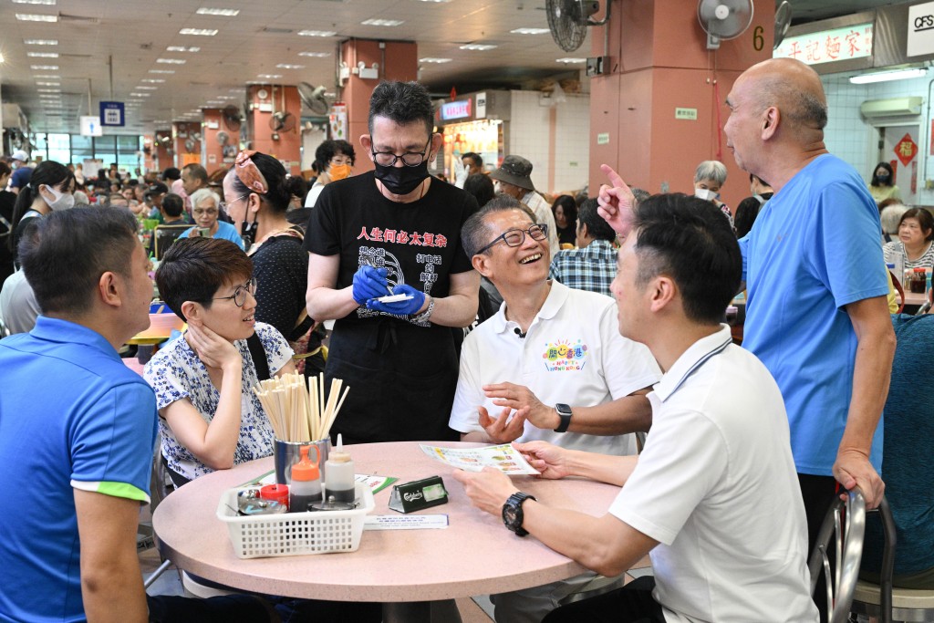 財政司司長陳茂波早上到新界一間食肆享用早餐及購物。（陳茂波網誌圖片）