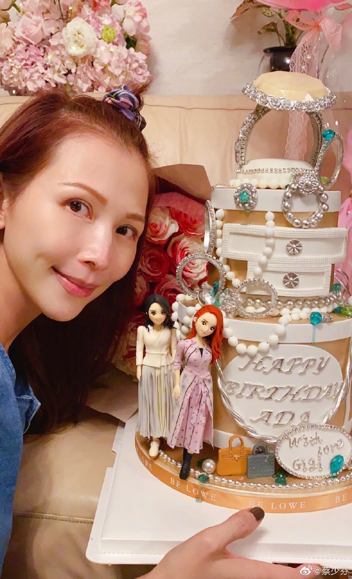 黎姿送的蛋糕,有她和蔡少芬的Q版公仔。