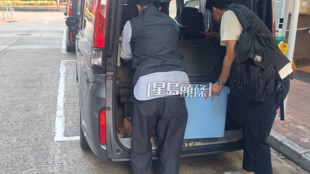 警方國安處人員檢走證物。 警方國安處人員檢走證物。