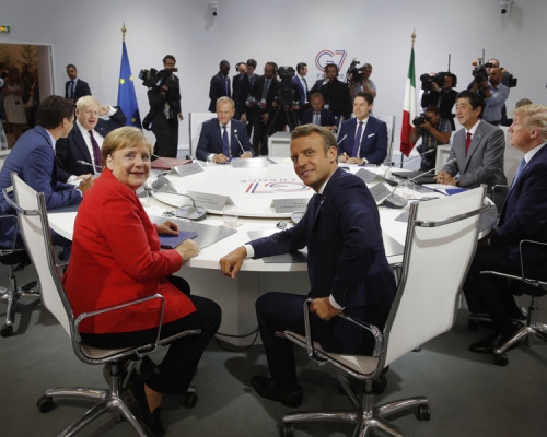 法国总统马克龙（前）廿五日表示，七大工业国集团（G7）峰会中，各国领导人同意，要尽速援助受到亚马逊雨林巨大野火影响的国家。AP