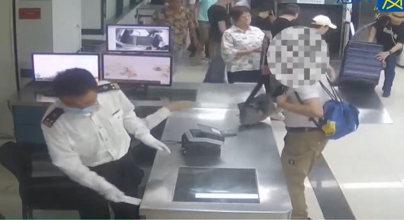 X光機顯示男子隨身行李有可疑。海關發布 X光機顯示男子隨身行李有可疑。海關發布