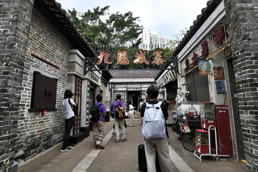 「九龍城寨光影之旅」吸引不少市民乃旅客前往。資料圖片 「九龍城寨光影之旅」吸引不少市民乃旅客前往。資料圖片