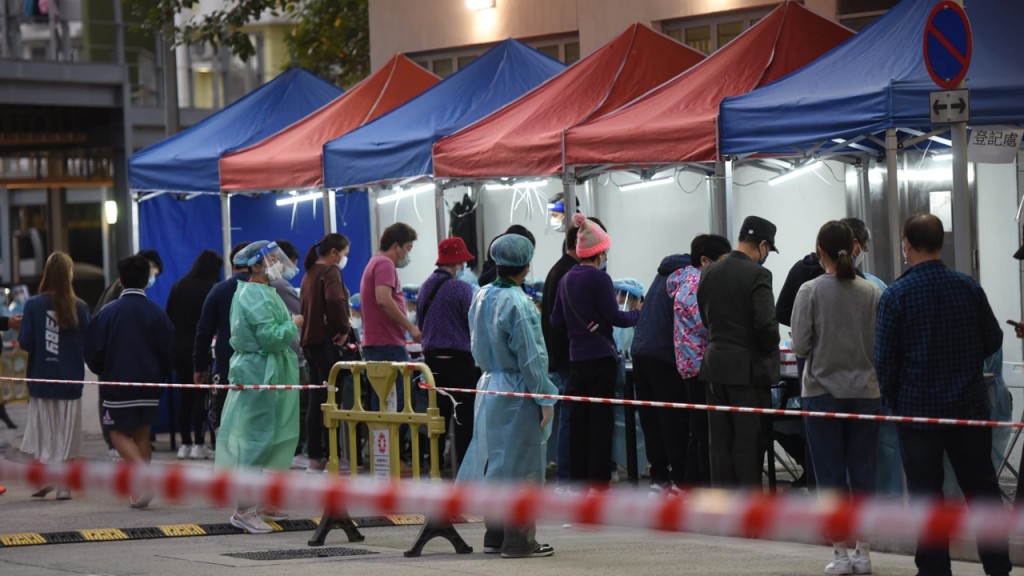 居民陸續落樓檢測。